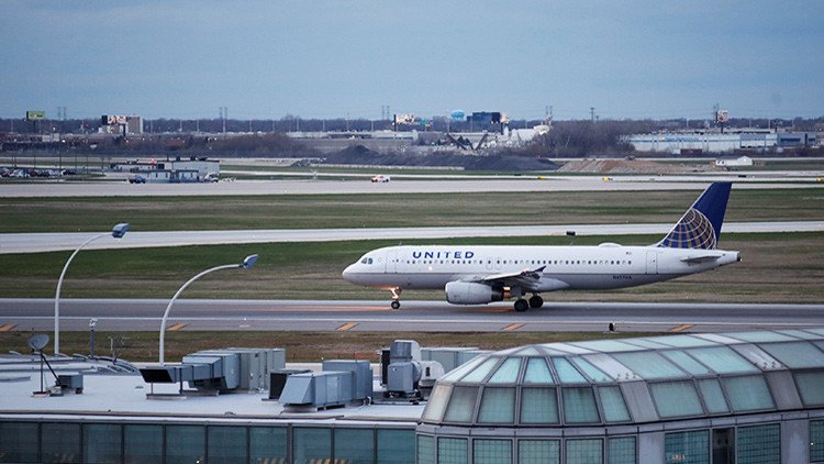 United amenaza ahora con esposar a un pasajero si no cede su asiento a "una persona más importante"