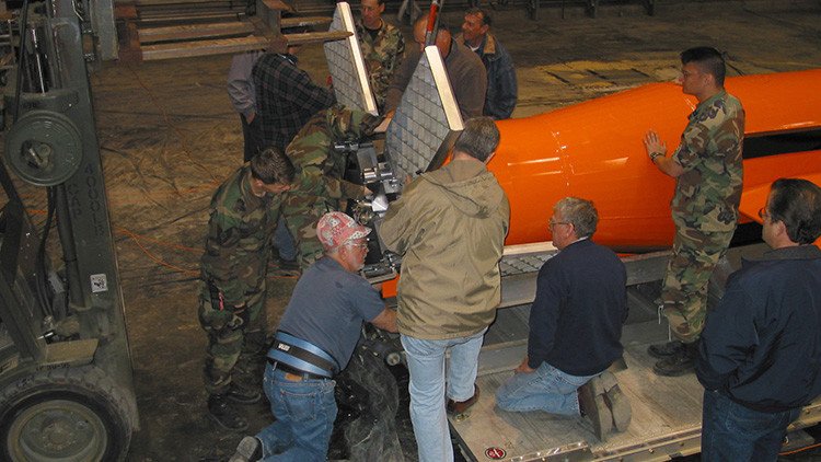 Experto militar de EE.UU.: "La madre de todas las bombas no es más que un gran contenedor"