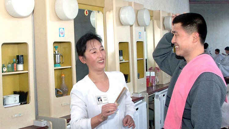 Un periodista muestra los 30 modelos de peinado "autorizados" en Corea del Norte