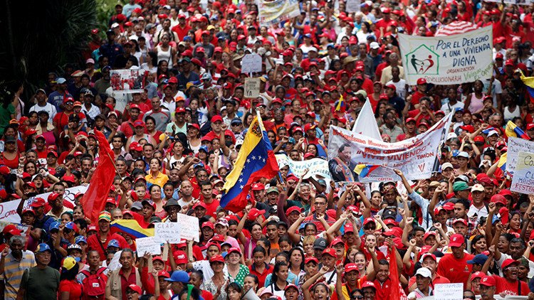 Fallece una mujer que recibió un botellazo durante una marcha a favor de Maduro