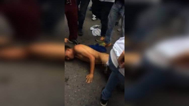 Opositores venezolanos dan brutal golpiza a joven por "chavista"