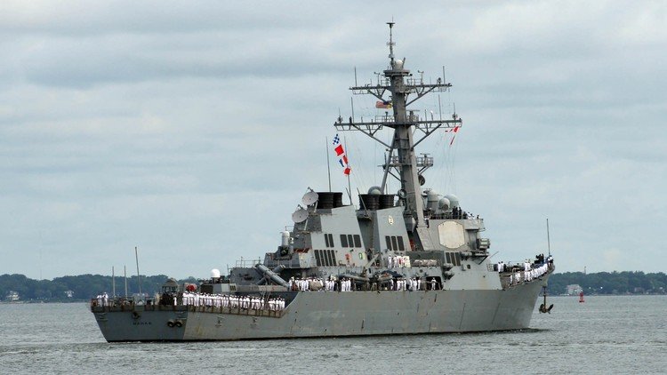 Un destructor de EE.UU. se acerca peligrosamente a un barco de guerra iraní en el golfo Pérsico