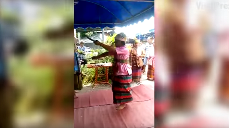 Se apuñala en el corazón para demostrar que es inmortal… y muere ante sus espectadores