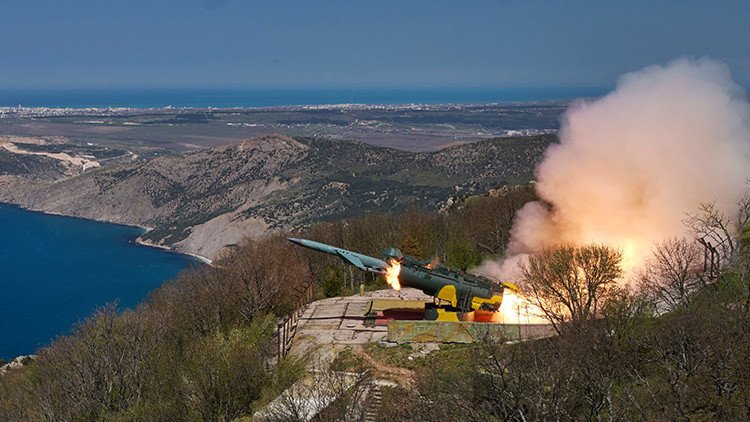 Un misil de crucero ruso destruye un buque frente a las costas de Crimea (Video)