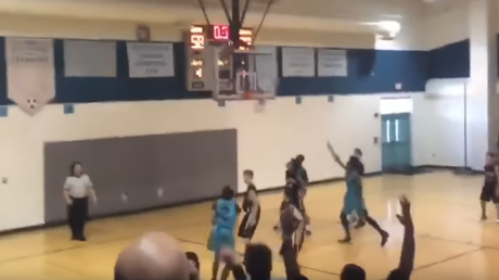 Tienes que ver a esta nueva estrella del baloncesto: es el mejor de su equipo… ¡y no tiene brazos!