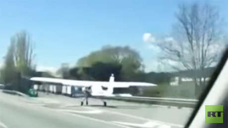 Video: Una avioneta aterriza de emergencia en una autopista de Barcelona