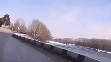 Pierde el control de su coche y se precipita a un río