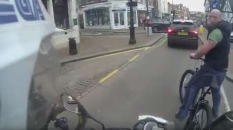 Un ciclista roba las llaves a un motorista y lo lamenta de inmediato