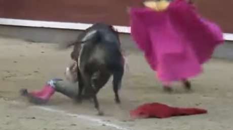El espeluznante momento en que un novillero es corneado por un toro enloquecido (18+)