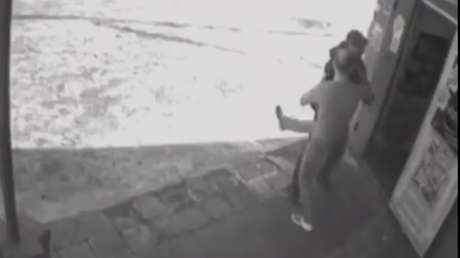 Dos borrachos patean la puerta de una tienda y su propietario les da una lección