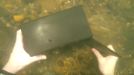Creyó que había encontrado un tesoro en un río, pero era algo realmente espeluznante