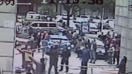 China: Un maestro de artes marciales salva a un obrero de una caída de 8 metros de altura (VIDEO)