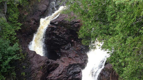 Resuelven el misterio del río que desaparece en un gigante agujero 'sin fondo' (Video)