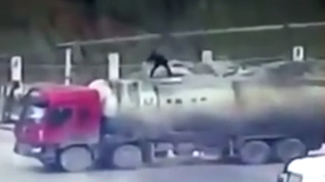 Un chino sale disparado por los aires al abrir la esclusa a presión de su camión cisterna