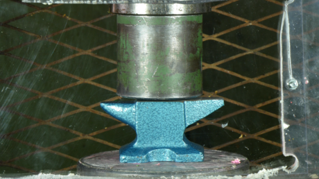 Esto pasa si intentamos aplastar un yunque con una prensa hidráulica