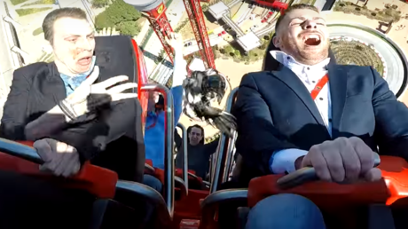 Pájaros en la cabeza: 'Se traga' una paloma en el estreno de una montaña rusa