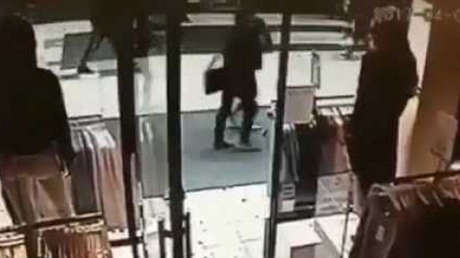 VIDEO: Graban el momento exacto en que un camión embiste a una multitud en Estocolmo