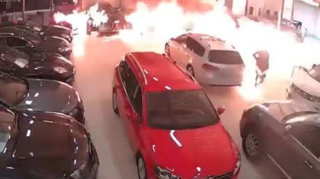 Prende fuego a coches de lujo y acaba envuelto en llamas