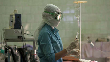 FOTOS: Cirujano chino se queda dormido en el suelo tras una "heroica" jornada laboral de 28 horas