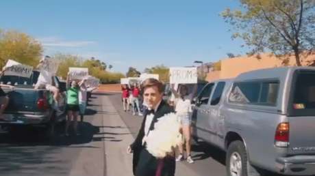 Un joven invita a Emma Stone a su baile de graduación y recibe una original respuesta