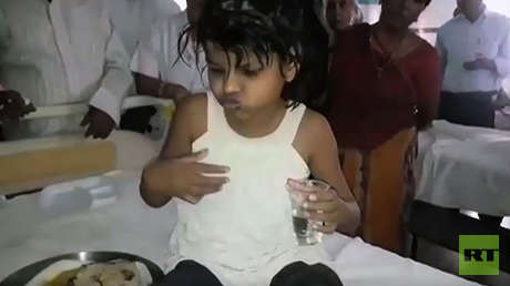 La aterradora realidad que podría estar detrás del caso de la niña hallada entre monos en la India