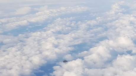 Avistan un ovni bajo un avión que sobrevolaba España