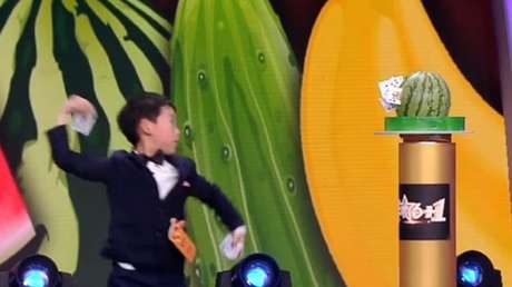 Este niño chino lanza naipes como si fueran cuchillos 