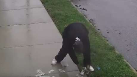 Huye en bicicleta de un atraco y se le cae el dinero robado