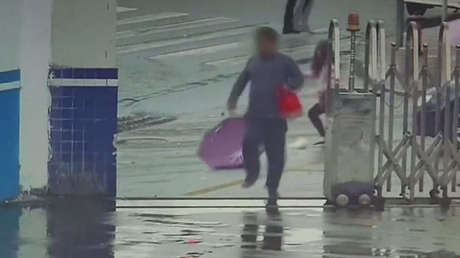 El robo (más torpe) del siglo: sustrae un teléfono y entra por accidente en una comisaría (VIDEO)