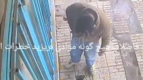 VIDEO: Arroja un cigarrillo en el agujero de una alcantarilla y causa una tremenda explosión