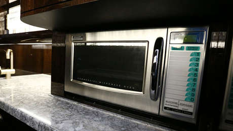 Científicos australianos recomiendan calentar el té en el microondas