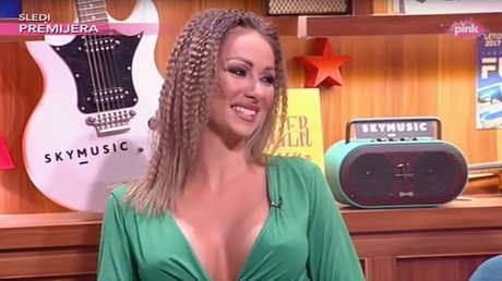 "Voy a fiestas sexuales": despiden a una presentadora tras confesar que es prostituta (FOTOS)