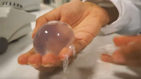 VIDEO: Estas botellas comestibles podrían reemplazar por completo los envases de plástico