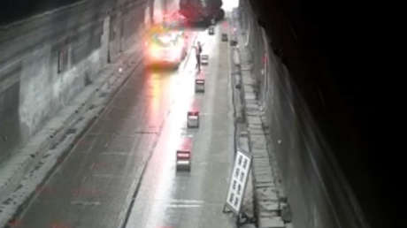 Un conductor muere al tratar de advertir a otros automovilistas de un accidente (FUERTE VIDEO)