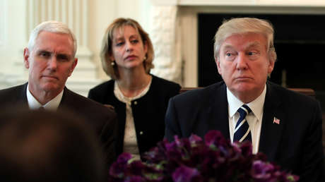 Trump y Pence conversan sobre el lanzamiento de un misil por parte de Pionyang