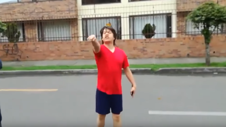 Un ateo increpa una procesión católica por no dejarlo dormir y se vuelve viral