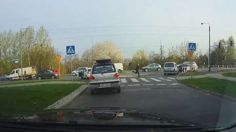 La genial idea de este conductor al que nadie le deja incorporarse a una carretera