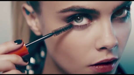 El primer país que prohíbe el anuncio de una máscara de pestañas por usar Photoshop (video)