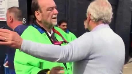 Burlas en la Red por este control en la puerta de un estadio de fútbol