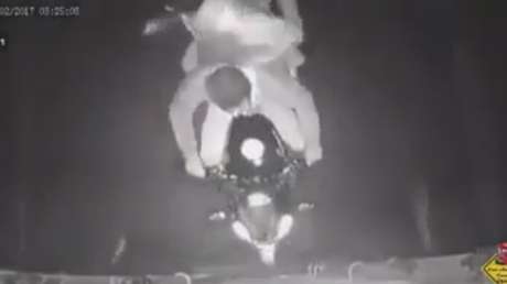 Intentan robar un camión en marcha pero les pasa esto