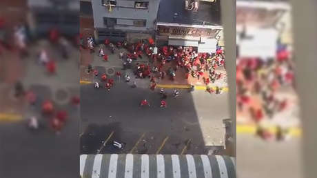 FUERTE VIDEO: Herida grave una mujer al golpearle una botella arrojada contra la marcha chavista