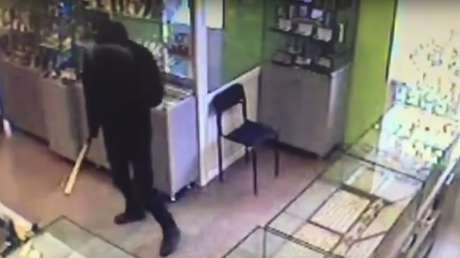 No hay ladrón armado que se resista a un vendedor con un martillo