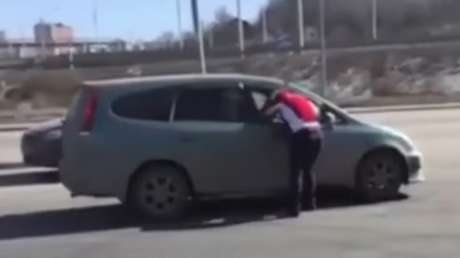 Ofende a una especialista en levantamiento de pesas y le da la lección de su vida