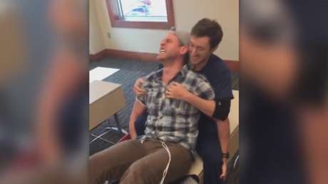 Un joven decide experimentar el dolor de un parto y esta es su reacción 