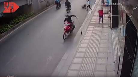 Roba una cartera, pero el karma lo castiga y es atropellado por un taxista