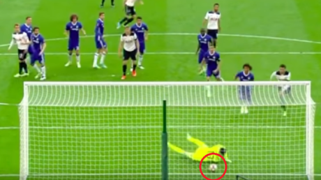 '¡Esto es cosa del diablo!' El misterioso balón que no quiso entrar en el arco da la vuelta al mundo