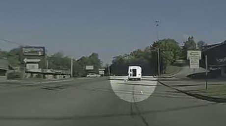 Una niña cae sobre una concurrida carretera desde la parte trasera de una furgoneta (FUERTE VIDEO)