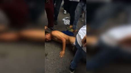 Opositores venezolanos dan brutal golpiza a joven por "chavista"