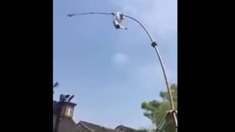 Un acróbata muere al caerse de una pértiga de 8 metros