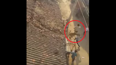 Momento en que un hombre salta desde el techo para evitar ser atacado por un leopardo